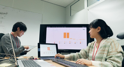 SK(주) C&C 직원들이 '아이팩토리 스마트 비전'을 사용해 데이터를 분석하고 있다. SK(주) C&C 제공